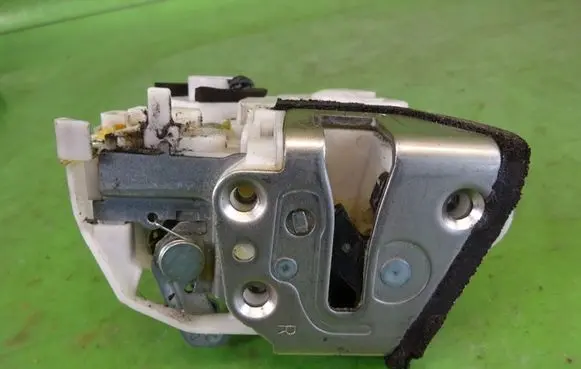 Suzuki Swift I Rear door lock