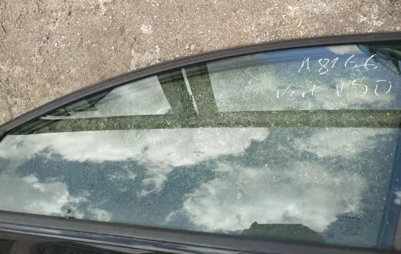 Volvo V50 Front door window glass four-door