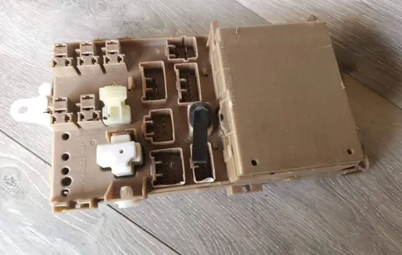 Toyota RAV 4 (XA20) Fuse box set PPT254P5