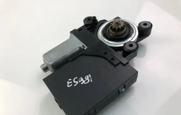 Volvo S40 Front door window regulator motor 979038100