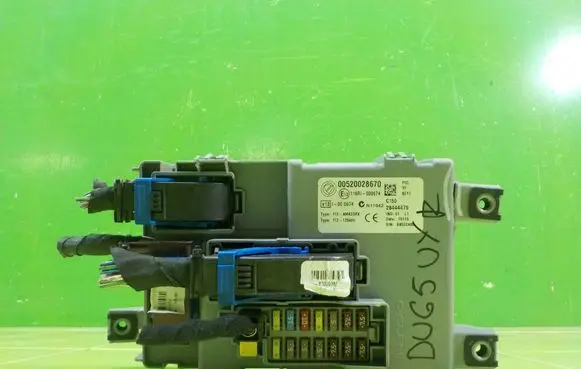 Opel Combo D Fuse box set 00520028670 BEZPIECZNIKOW