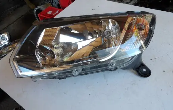 Dacia Sandero Headlight/headlamp 260605312R