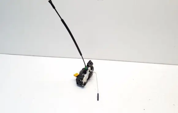 Opel Insignia A Front door lock 3023880