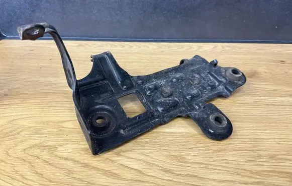 Dodge Caliber Air filter cleaner box bracket assembly 