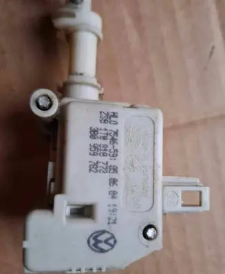 Volkswagen Touran I Central locking motor 3B0959782 1T0810773