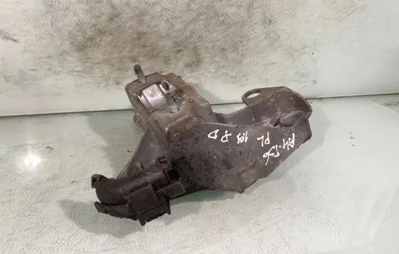 Audi A4 S4 B6 8E 8H Engine mounting bracket 8e0199352f