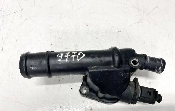 Volkswagen PASSAT B6 Engine coolant pipe/hose 03G121132E