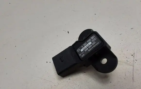 Volkswagen Golf V Air pressure sensor 0261230031 06B906051 24053DA6