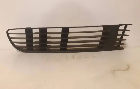 Volkswagen PASSAT B5 Front bumper lower grill 3B0853678B