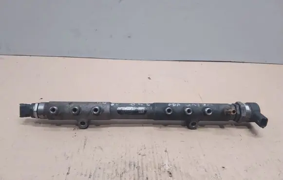Volvo V70 Fuel pressure regulator 31259011 0445215023 30777576