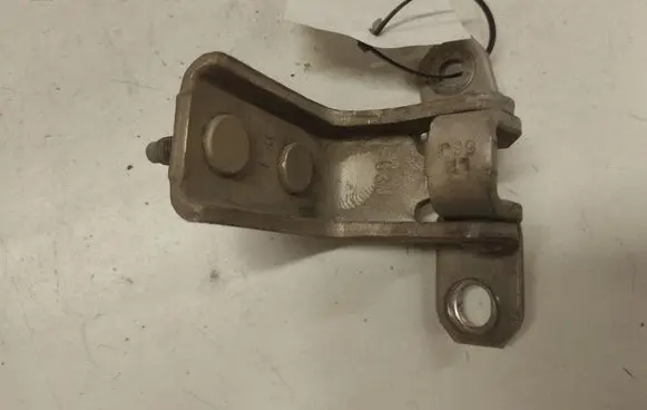 Suzuki Grand Vitara II Rear door lower hinge