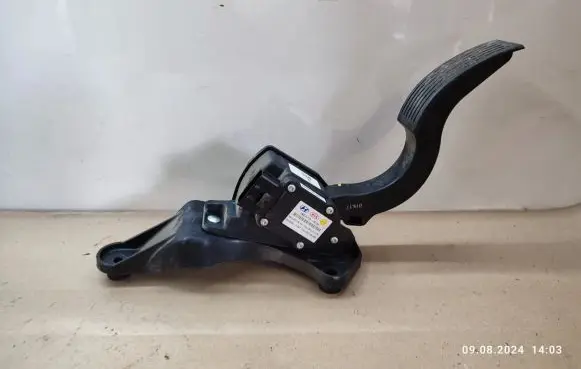 Hyundai Santa Fe Accelerator throttle pedal CKQ1071A2B100