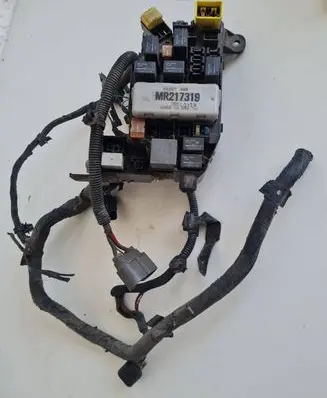 Mitsubishi Galant Fuse box set MR217319 9287A13B