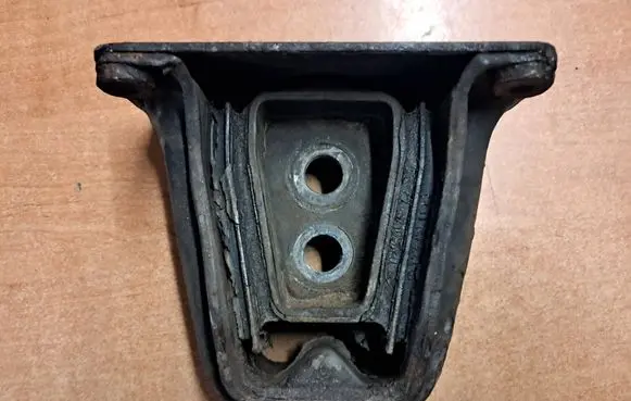 Mercedes-Benz W123 Rear differential mounting bracket 1233511142
