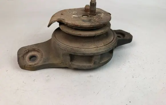 Subaru Outback Engine mount bracket