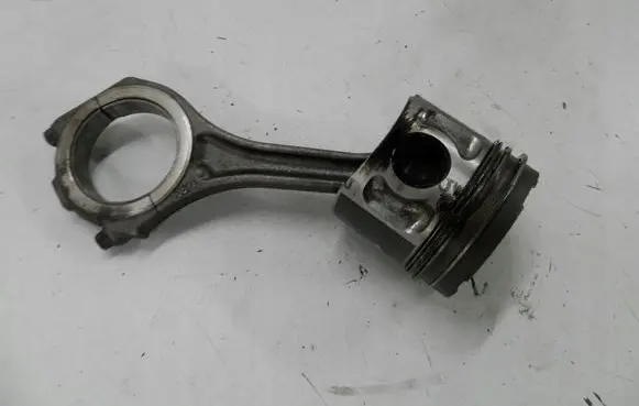 Volkswagen PASSAT B5.5 Piston 