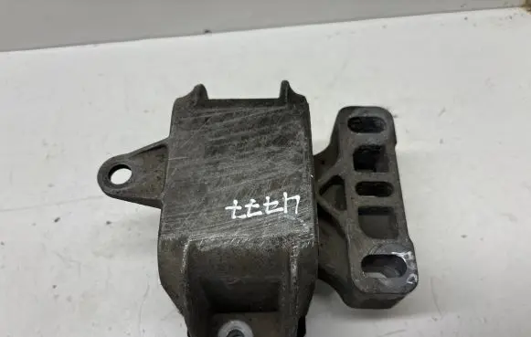 Audi A3 S3 8L Engine mount bracket