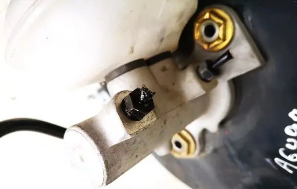 Audi A4 S4 B5 8D Master brake cylinder 8e0611301