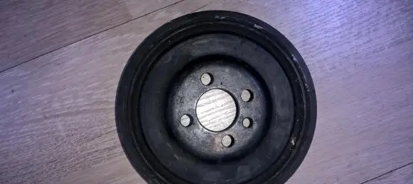Volkswagen Golf V Crankshaft pulley 03g105243