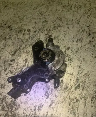 Volkswagen Touran I Vacuum pump