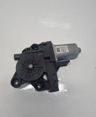 Volvo V70 Front door window regulator motor 1174077B 051229 970713101