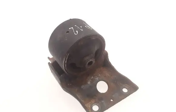 Nissan Primera Engine mount bracket