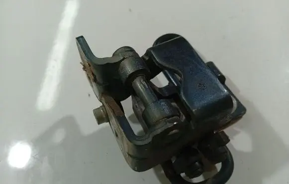 Tailgate/trunk/boot hinge