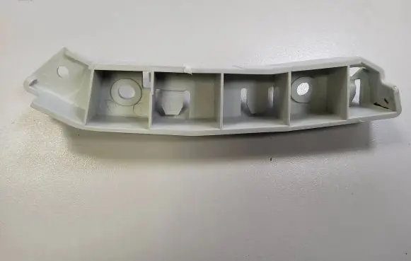 Ford Focus Front bumper mounting bracket 1718731