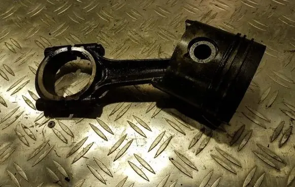 Peugeot Expert Piston with connecting rod