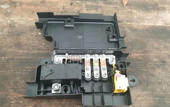 Audi A3 S3 A3 Sportback 8P Fuse module 1K0937548A
