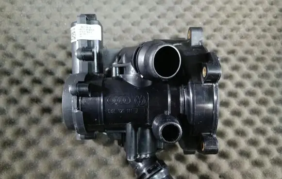 Volkswagen PASSAT B8 Thermostat housing 06L