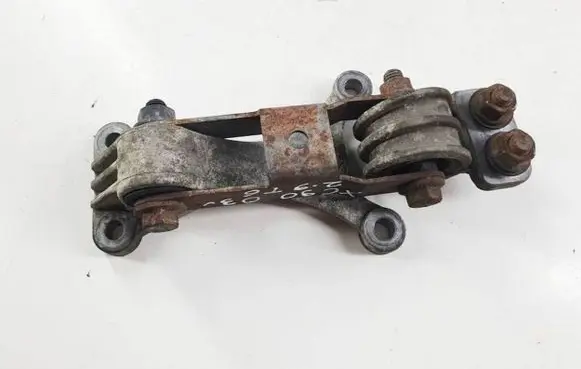 Engine mount vacuum valve