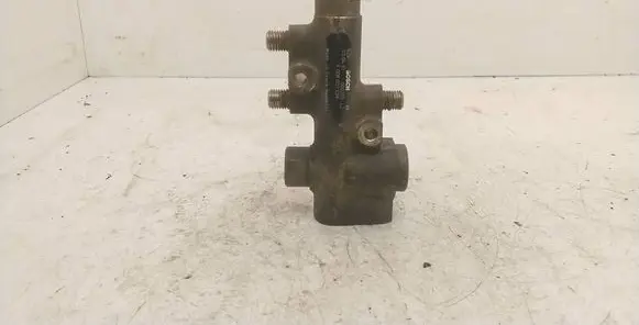 BMW 7 E65 E66 Fuel distributor F00R001039 000205L2