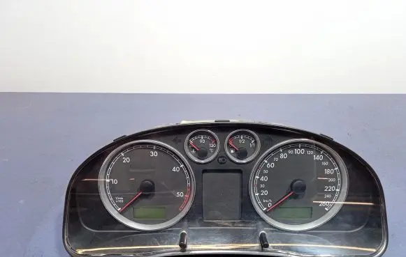 Volkswagen PASSAT B5.5 Speedometer (instrument cluster) 3B0920807A