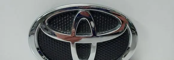 Toyota Corolla Verso E121 Manufacturer badge logo/emblem 75010F010