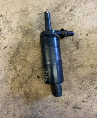 Volkswagen PASSAT B7 Headlight washer pump 6R0955681