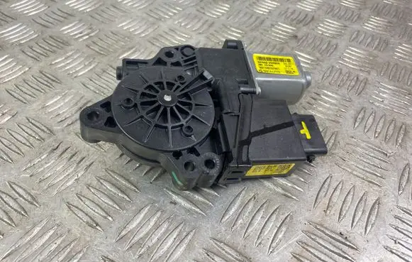 Hyundai Grand Santa Fe NC Front door window regulator motor 824602W020