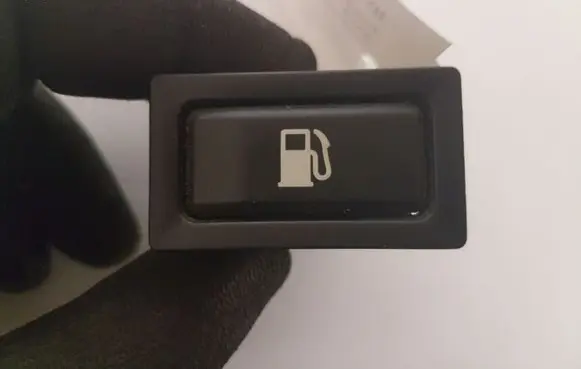 Toyota Avensis T250 Fuel tank opening switch 156795