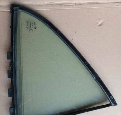 Toyota Avensis T220 Rear vent window glass 43R00048 DOT24AS2M68