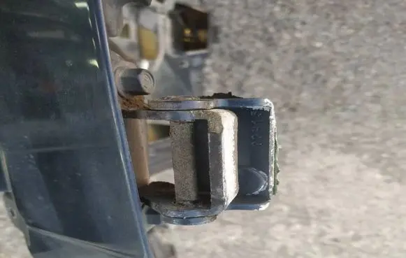 Chevrolet Captiva Tailgate/trunk/boot hinge