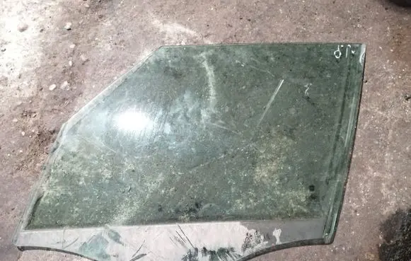 Fiat 500L Front door window glass four-door