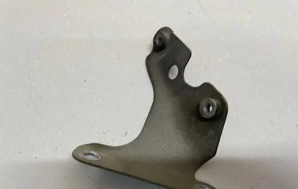 Audi Q7 4L Fender mounting bracket 4L0821135