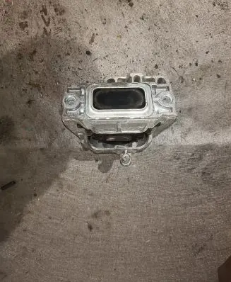 Volkswagen PASSAT B6 Engine mount bracket 1K0199262CE