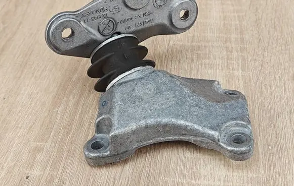 BMW 4 G22 G23 G24 G26 Gearbox mounting bracket 6861570 6861571