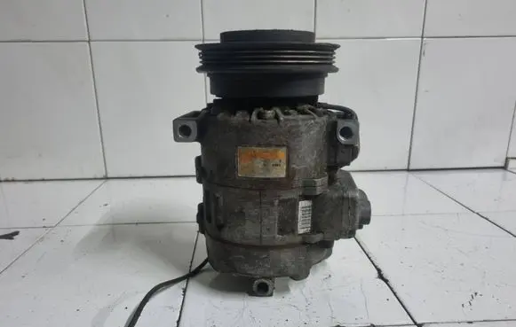 Volkswagen PASSAT B5.5 Air conditioning (A/C) compressor (pump) 8D0260808