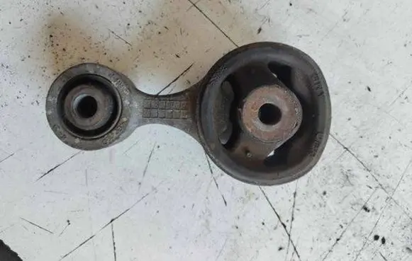 Honda CR-V Engine mount bracket