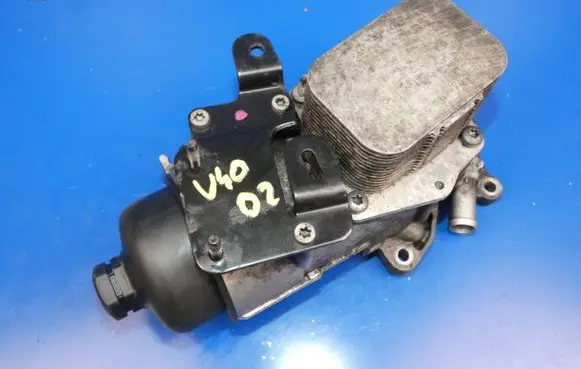 Volvo V40 Oil filter mounting bracket 