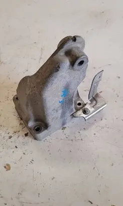 Mercedes-Benz E W213 Engine mounting bracket A6422234604