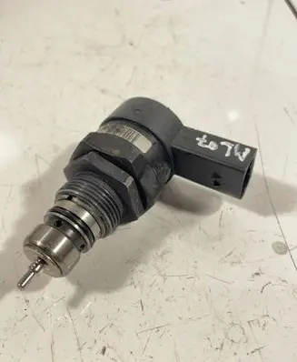 Mercedes-Benz ML W164 Fuel pressure regulator A6110780449 12877613 0281002494