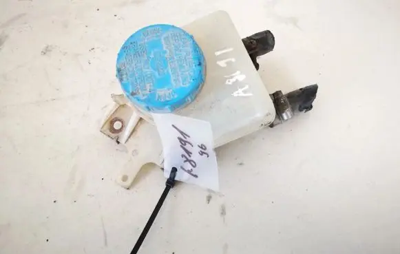 Nissan Almera Tino Brake fluid reservoir 
